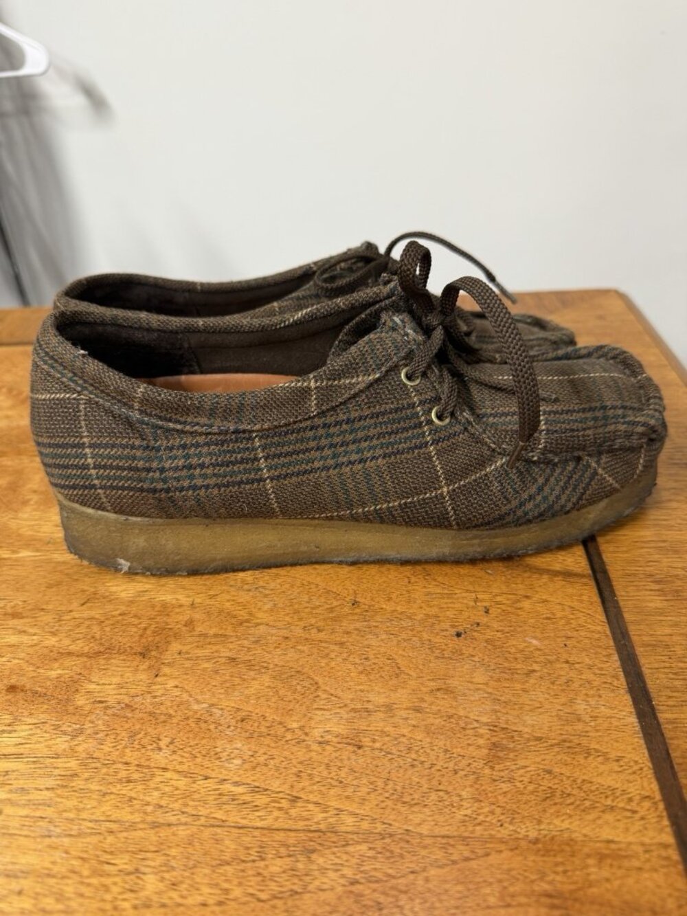 Clarks Wallabees Women’s 8.5 Brown Plaid Loafers Shoes Crepe Soles Comfort Tie - Picture 2 of 6
